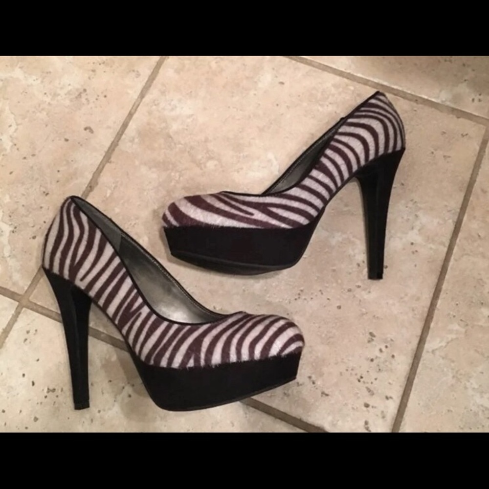 Size 7 faux zebra Guess pumps
